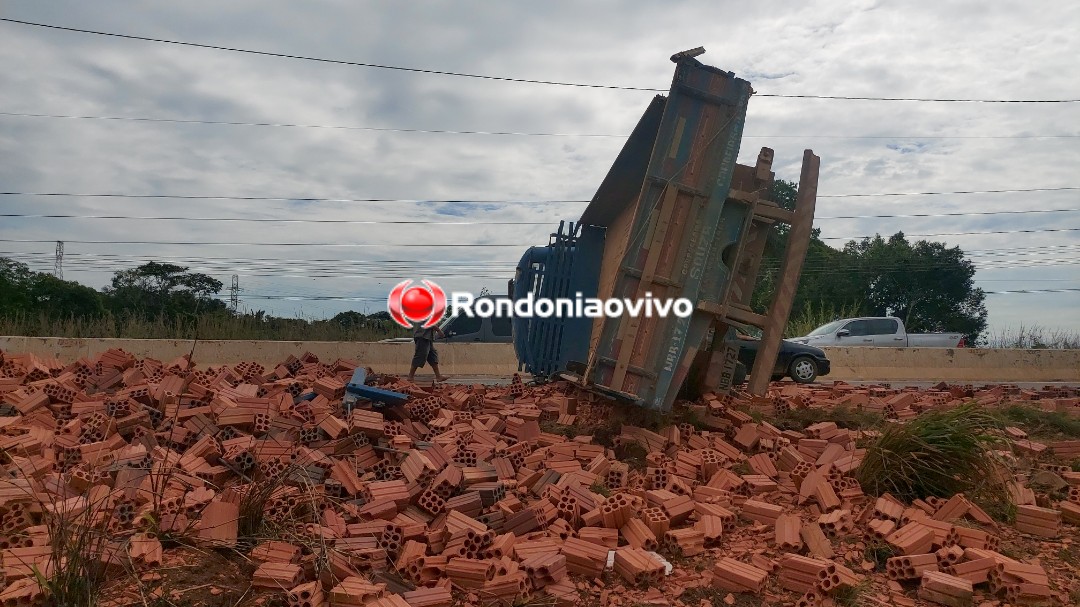 ASSISTA: Caminhão carregado de tijolos tomba na BR-364 em Porto Velho