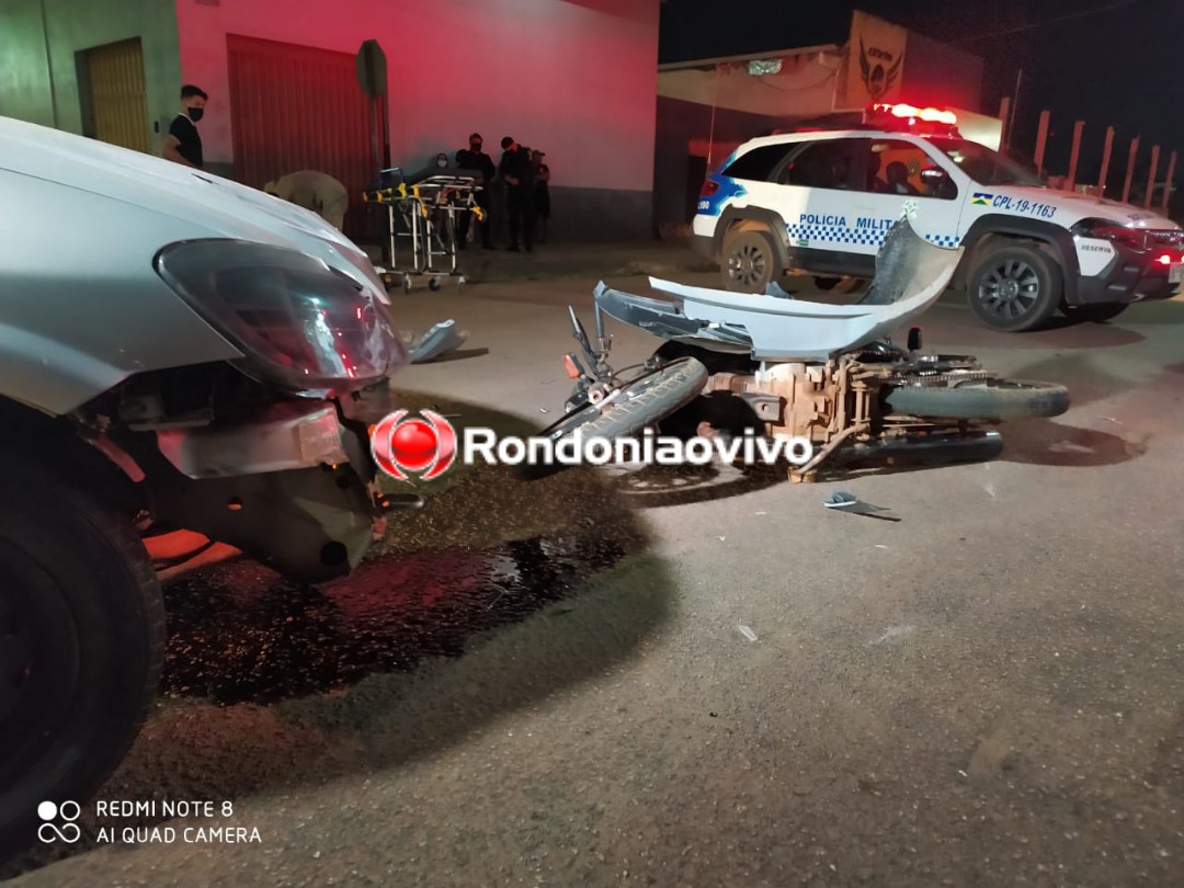 VÍDEO: Passageiro de motocicleta fratura a perna após colisão frontal com carro