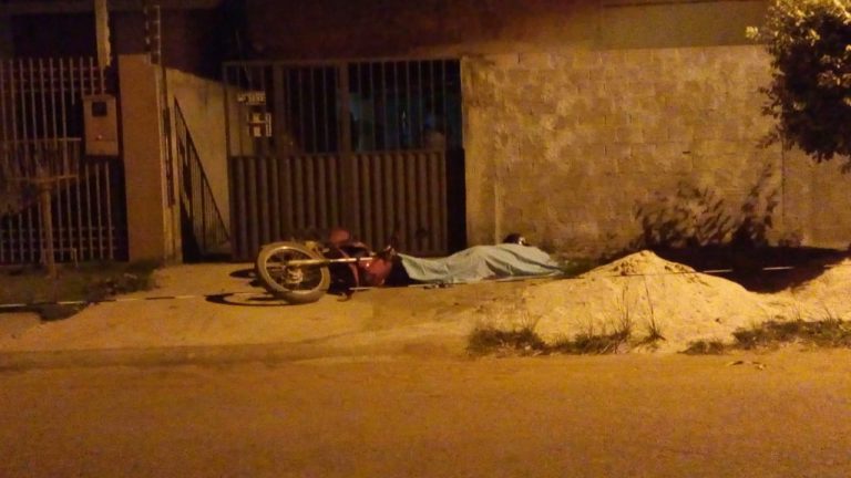 ASSASSINATO: Homem é executado a tiros na porta de casa