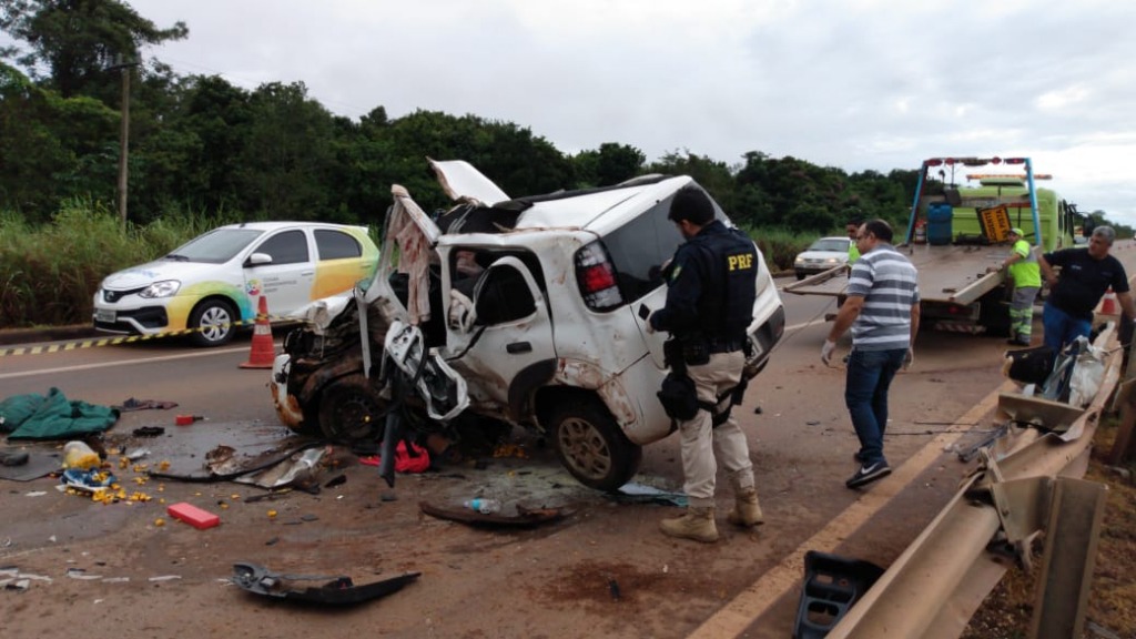 AZARADO: Motorista capota e leva polícia a descobrir carro recheado de cocaína na BR