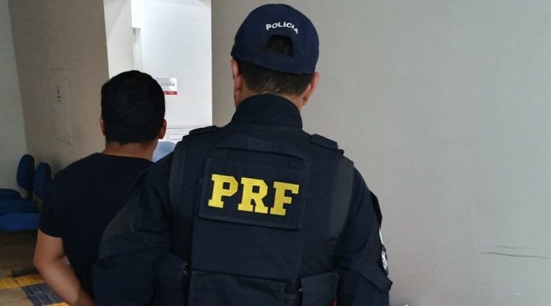 CONTRABANDO: Peruano é preso pela PRF com cerca de 600 camisas falsificadas