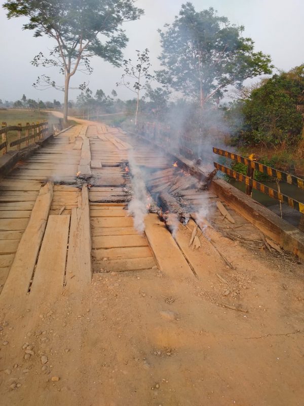 CHAMAS: Revoltados com descaso, moradores ateiam fogo em ponte na área rural