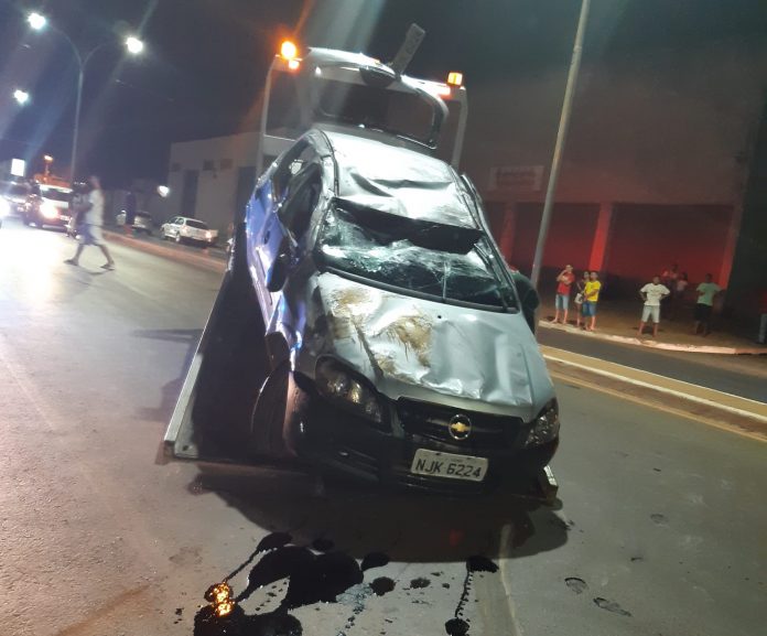 FUGIU: Bêbado e sem CNH, homem abandona esposa dentro de carro após capotamento