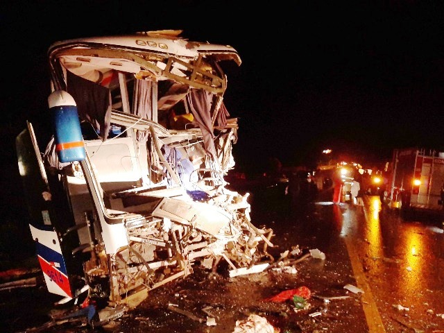 BR-364: Veja fotos do acidente entre ônibus e carreta que deixou 6 mortos e 25 feridos