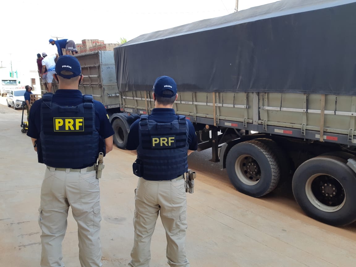 CRIME: PRF apreende carreta com carga de cachaça avaliada em R$ 160 mil