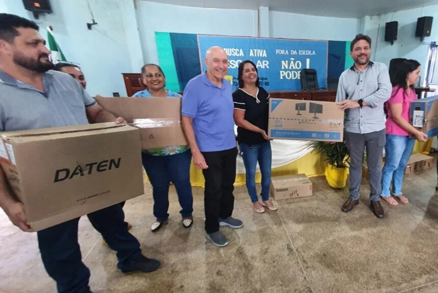 CONFÚCIO MOURA: Senador entrega mais equipamentos de projeto escolar a 23 municípios 
