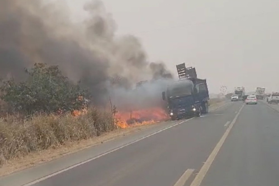 SUSTO: Caminhão boiadeiro pega fogo na BR-364 sentido a Ji-Paraná