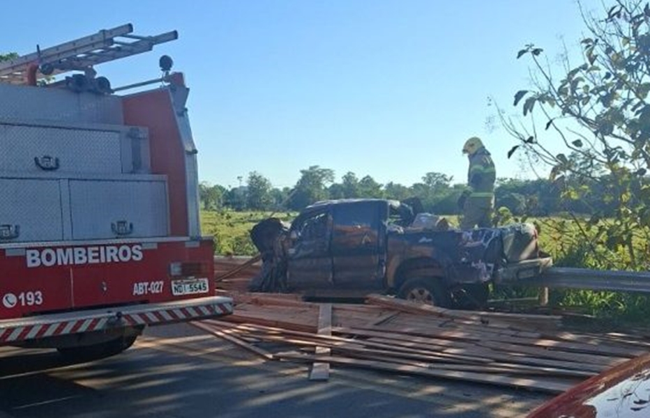 TRÁGICO: Três pessoas morrem após carreta tombar por cima de caminhonete na BR-364