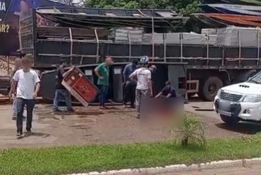 ACIDENTE: Barco cai de caminhão e atinge motorista, que morre em Ariquemes