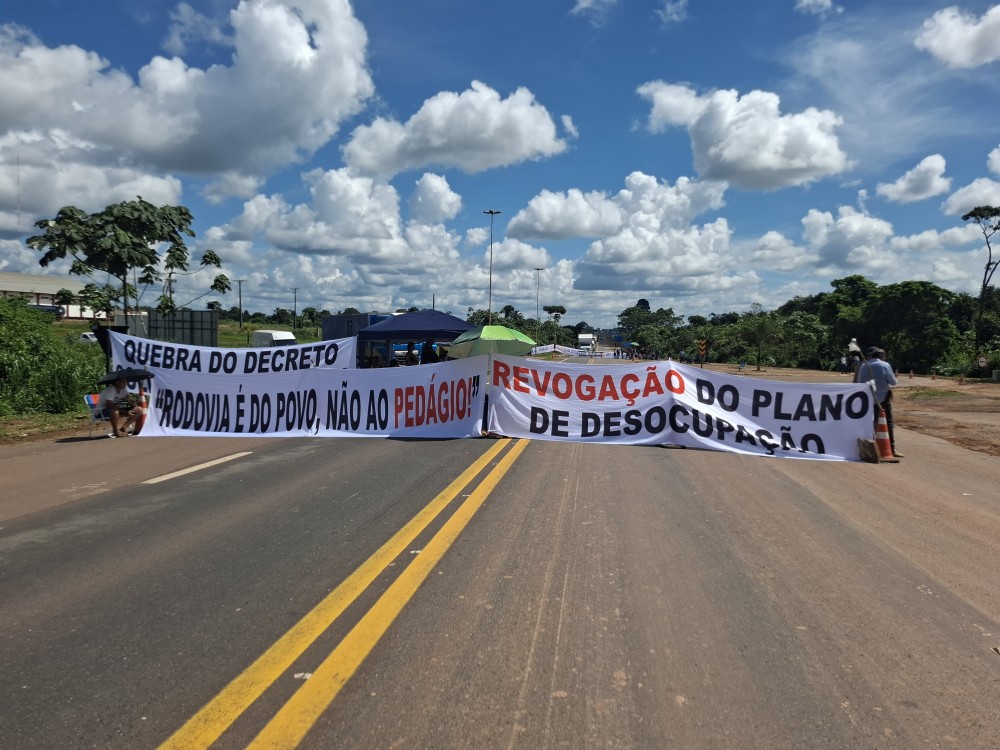 PROTESTO: Produtores rurais interditam a BR-364 em Rondônia