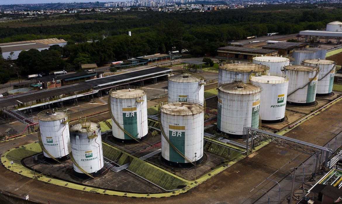 SUBIDA: Preço da gasolina da Petrobras para distribuidoras sobe 12%