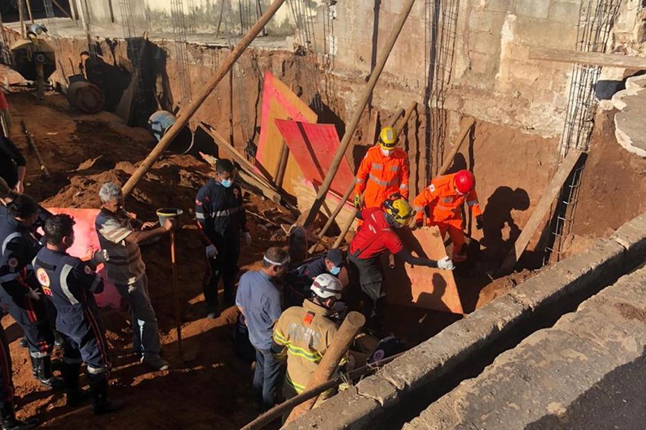 TRAGÉDIA: Trabalhadores ficam soterrados após deslizamento em construção