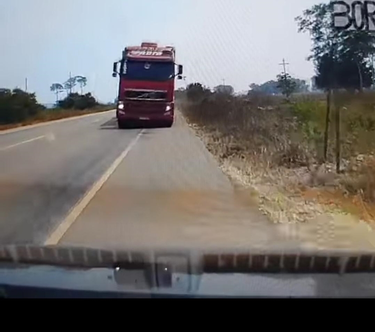 VÍDEO: Motorista de Civic escapa da morte ao evitar colisão frontal com carreta na BR-364