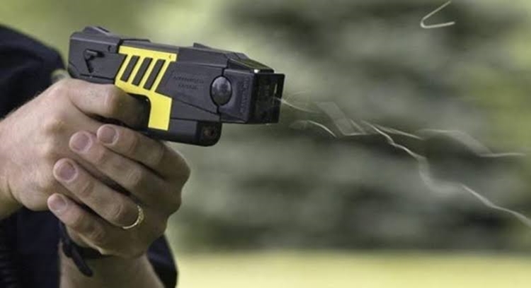 ALTERADO: PM usa pistola de choque para conter marido que espancava mulher 