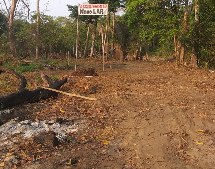 IRREGULAR: Barracos tomam conta de área do Cemitério da Candelária 