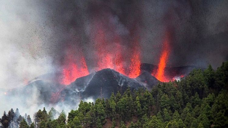 ASSUSTADOR: Erupção de vulcão em ilha de La Palma provoca fugas e destrói casas