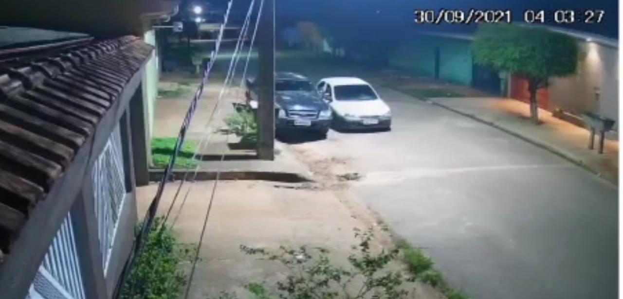 CRIMINALIDADE: Vídeo registra momento em que bandidos furtam S10 na frente de casa