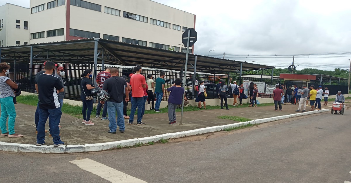 ESPERA: Fila gigante se forma em frente ao TRE em Porto Velho