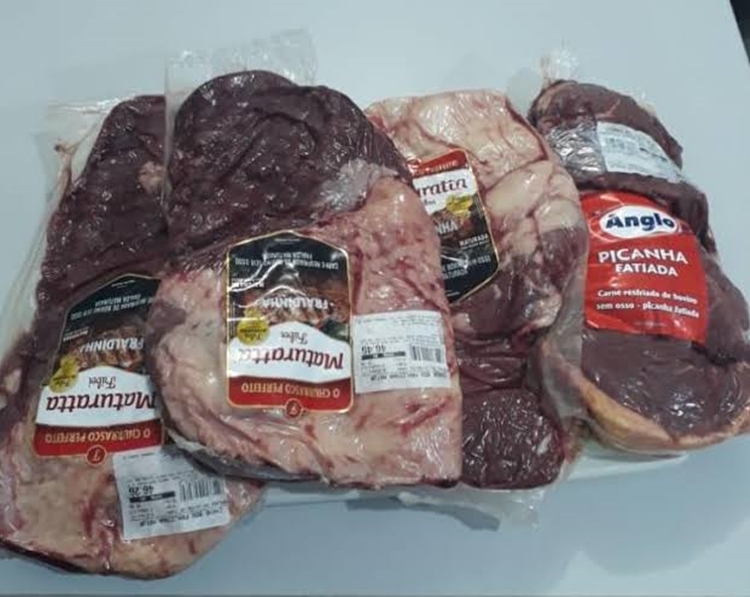 'FIM DO CHURRAS': Mulher é flagrada furtando três peças de picanha em supermercado