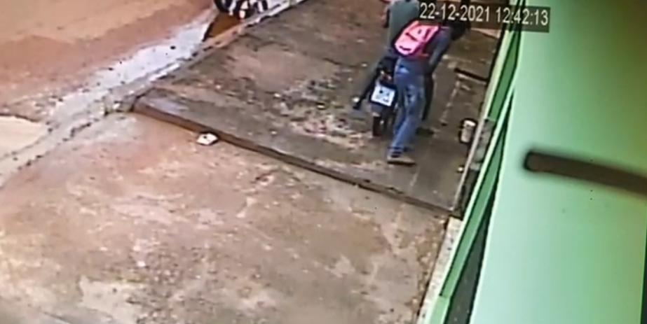 ROUBO FILMADO: Vídeo registra momento em que motociclista é assaltado na frente de casa