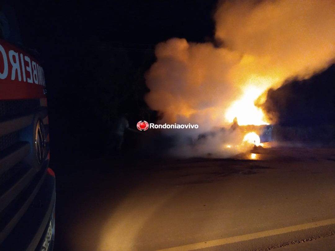 SINISTRO: Caminhonete Hilux é destruída durante incêndio na Estrada da Penal
