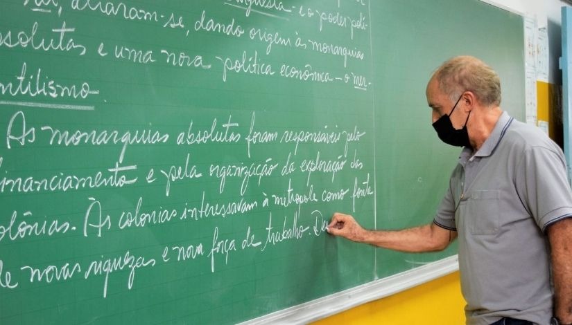 SELEÇÃO: Prefeitura abre concurso oferecendo quase 400 vagas para professores