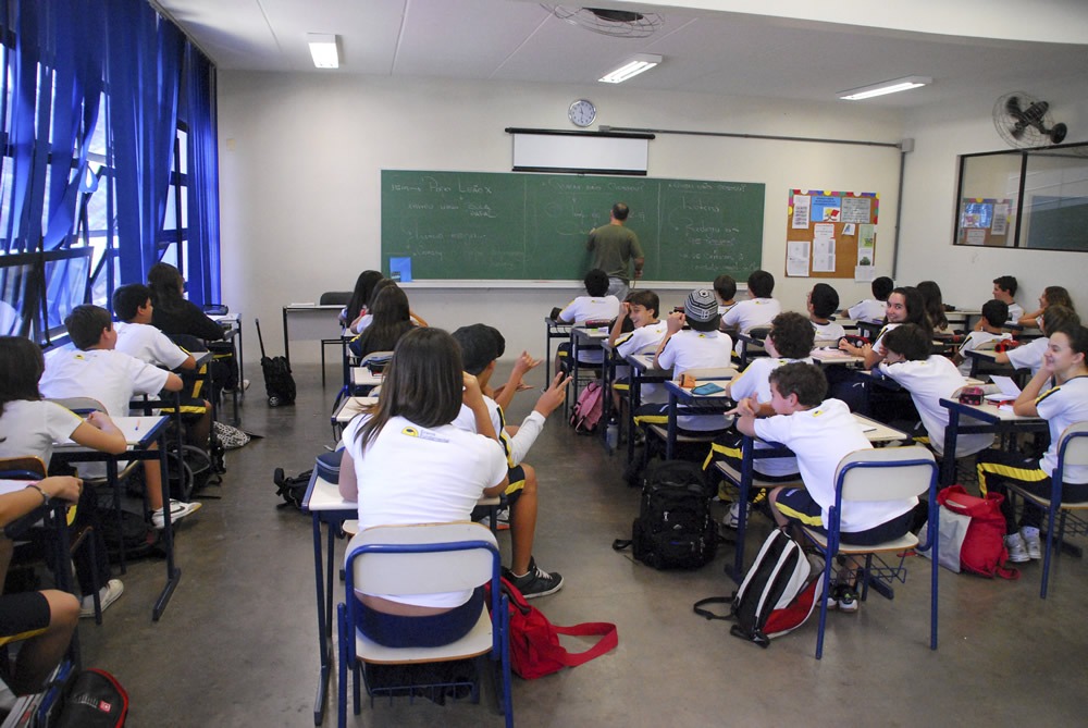 VÁRIAS ÁREAS: Concurso público está oferecendo 987 vagas para professores