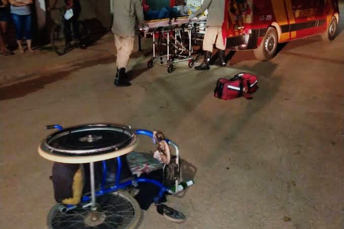ATROPELADO: Cadeirante é atingido em cheio por carro e motorista foge sem prestar socorro