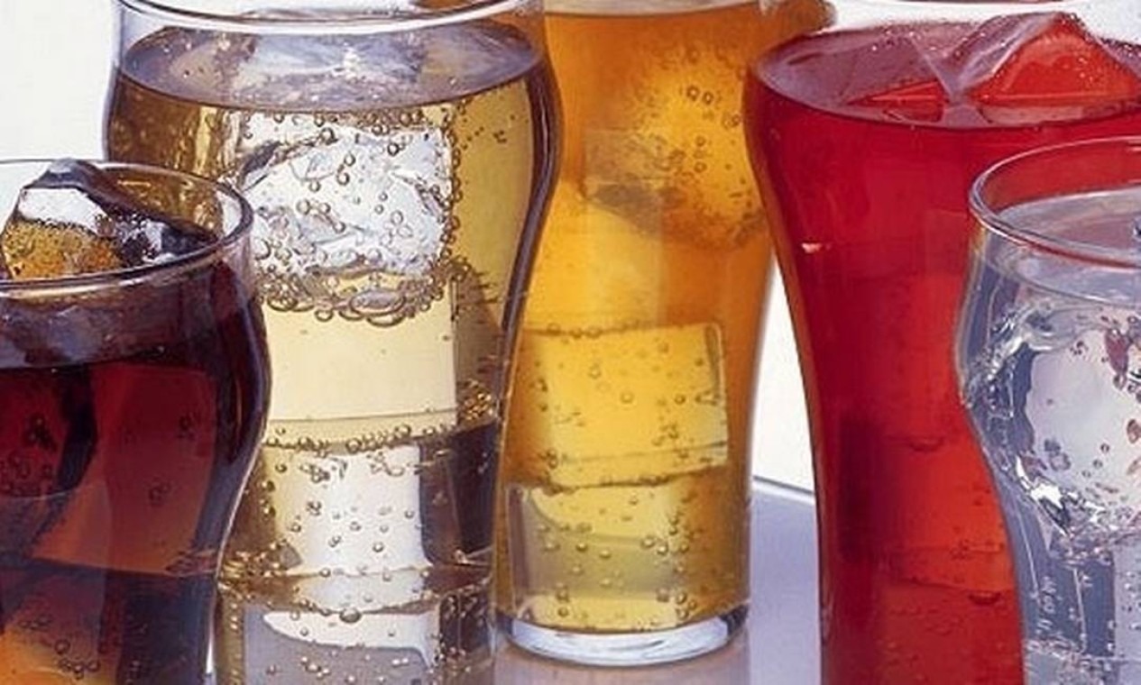 CUIDADO: Bebidas açucaradas aumentam o risco de câncer, revela estudo