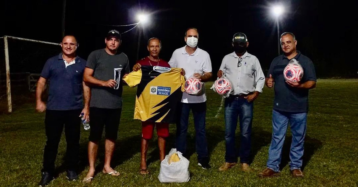 RECURSOS: Alan Queiroz entrega kits esportivos e incentiva futebol em Rondônia