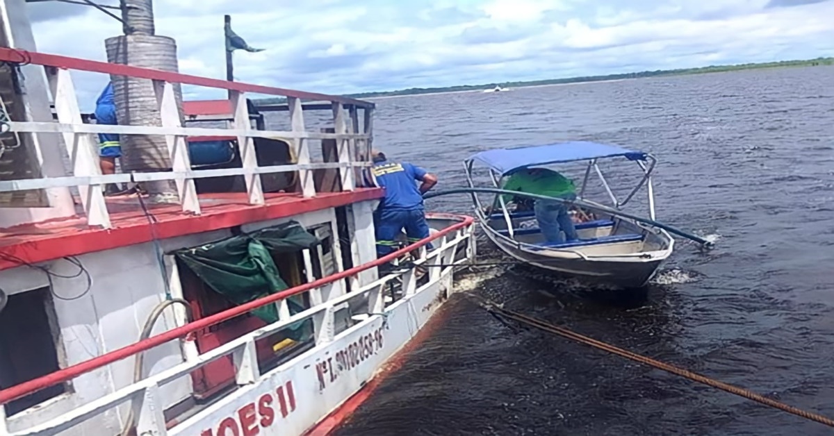 DESESPERO: Empurrador que transportava balsa naufraga no Rio Negro