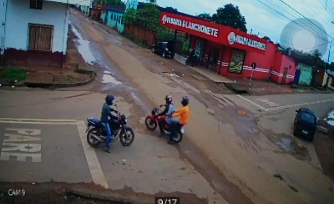 VEJA O VÍDEO: Ladrões ousados interceptam homem no trânsito e roubam moto