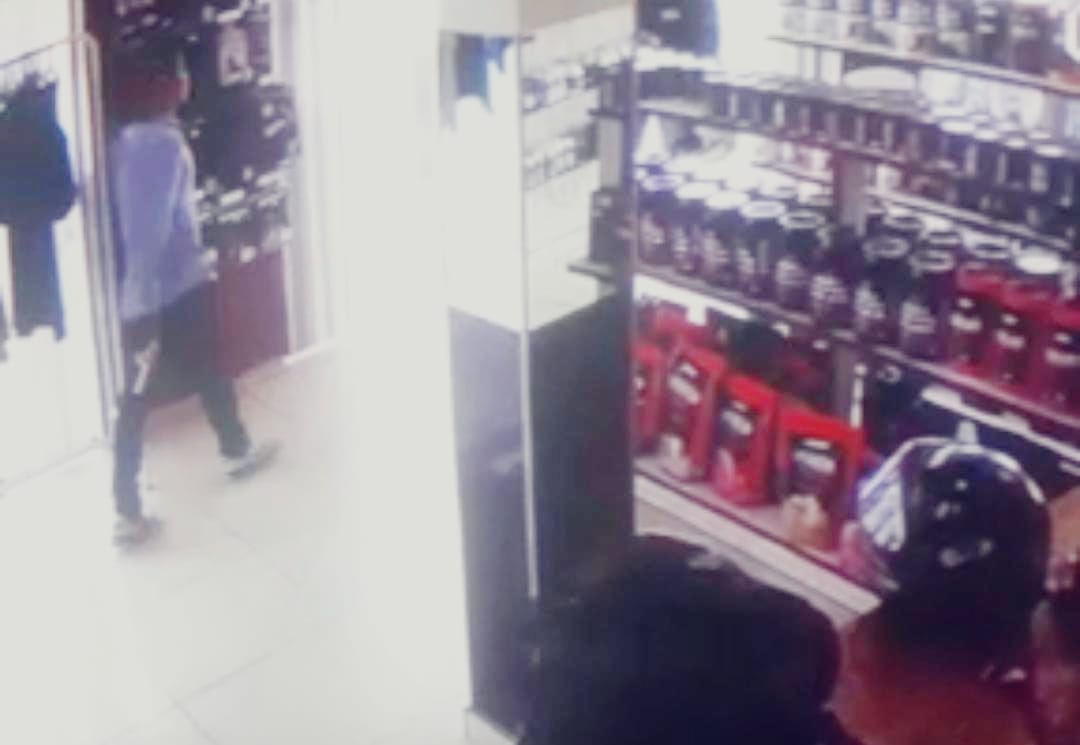 ASSISTA O VÍDEO: Criminosos são filmados assaltando loja e amarrando vítimas no Centro