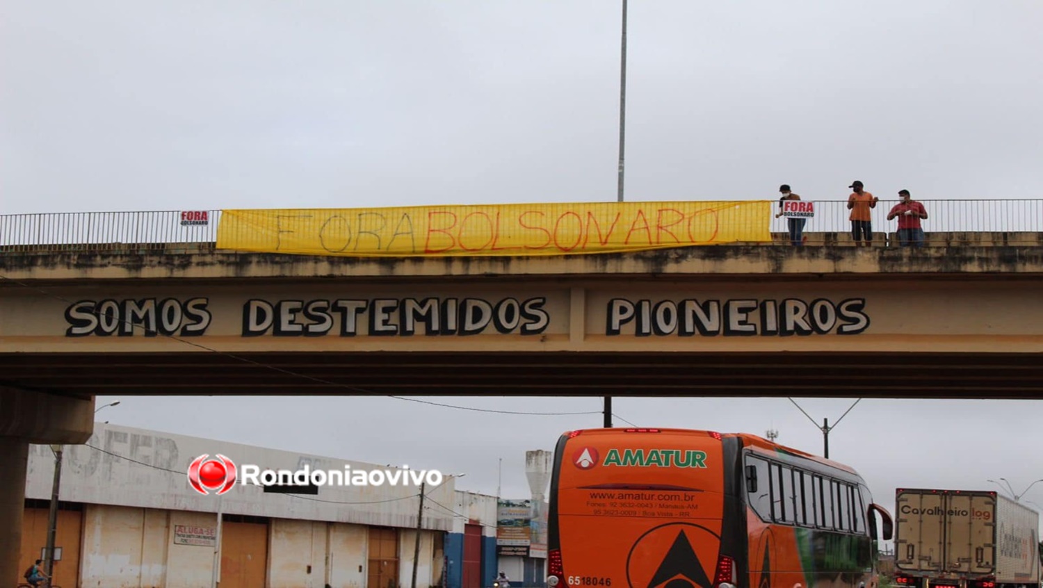 OPOSIÇÃO: Faixas de protesto contra a visita de Bolsonaro foram colocadas em Porto Velho