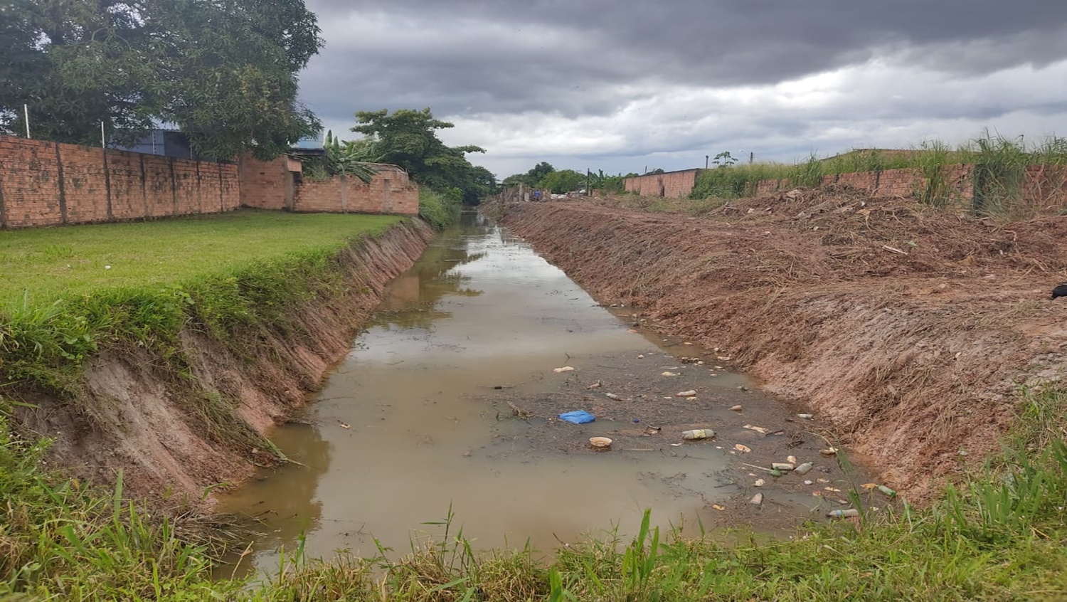 EDWILSON NEGREIROS: Prefeitura limpa canal no Bairro Três Marias após pedido de vereador