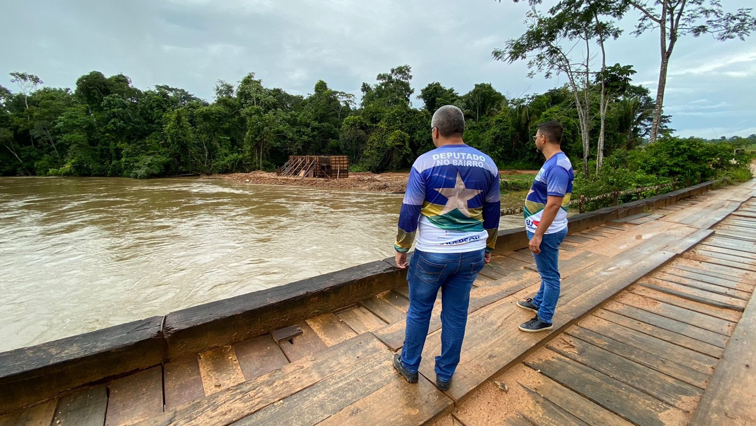 EM ESPIGÃO DO OESTE:Dep. Anderson e vereador fiscalizam construção da ponte sobre o rio Ribeirão