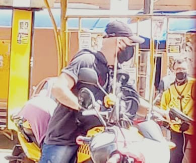 ABUSADO: Ladrão é filmado tentando roubar veículo de mototaxista em frente a posto