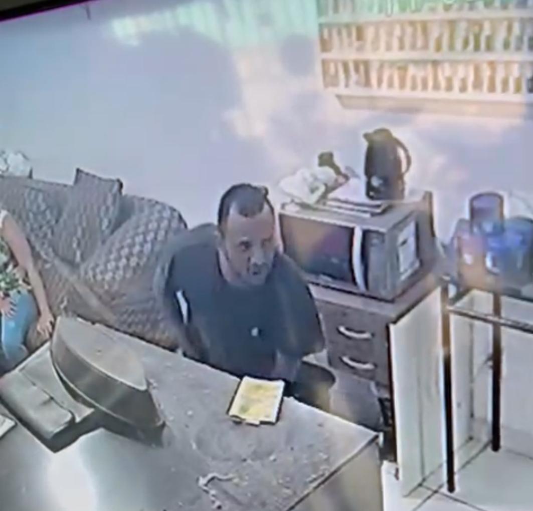 VÍDEO: Assaltantes são flagrados fazendo arrastão em loja