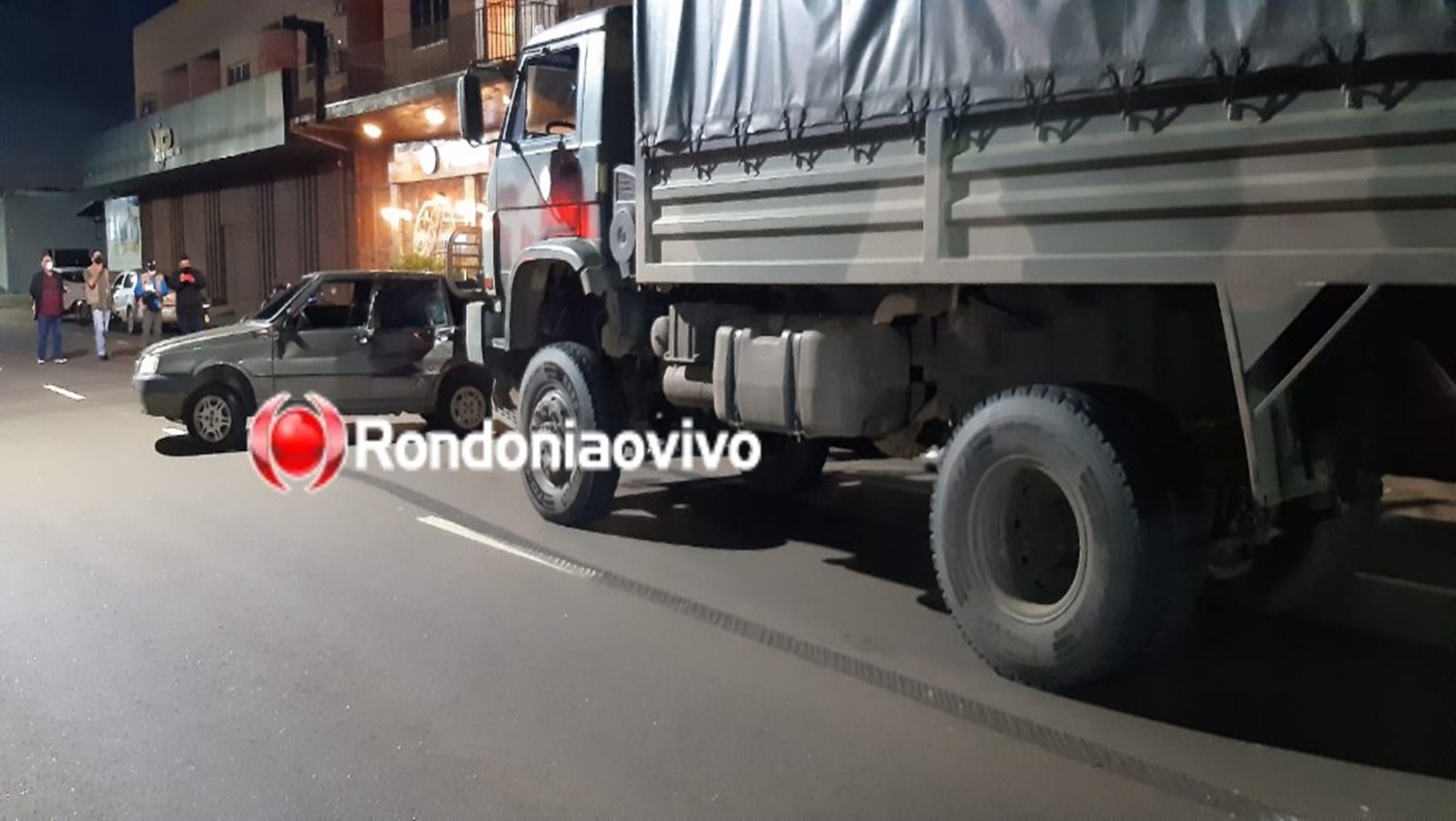 NÃO VIU: Caminhão do Exército arrasta carro na Avenida Calama