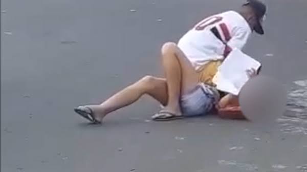 SOCOS E CHUTES: Após bebedeira, marido espanca mulher no meio da rua