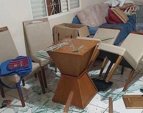 ALUCINADO: Filho chega em casa destruindo tudo e ameaçando matar a mãe
