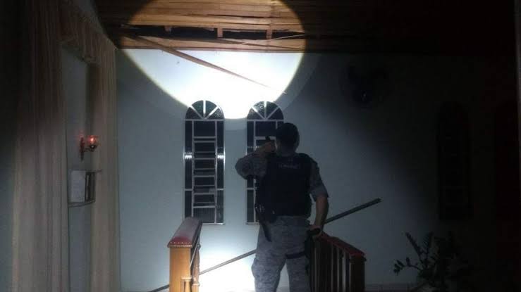 NA MADRUGADA: Pastor flagra ladrão invadindo igreja Assembleia de Deus