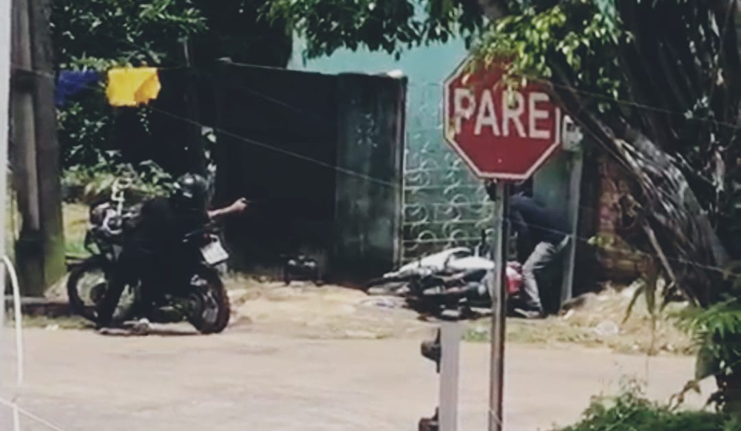 OUSADOS: Testemunha filma ladrões assaltando moto de mulher na frente de casa 