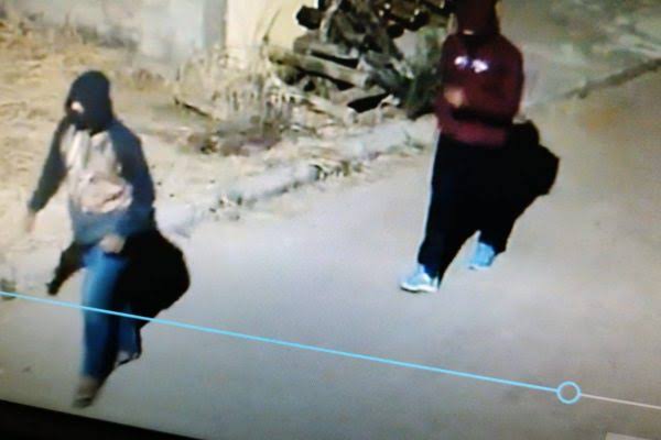 ENCAPUZADOS: Criminosos ameaçam atirar na cabeça de criança em roubo a residência