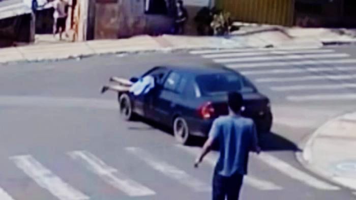MEDO DA CADEIA: Ladrão pula de carro em movimento e de ponte para tentar escapar da prisão
