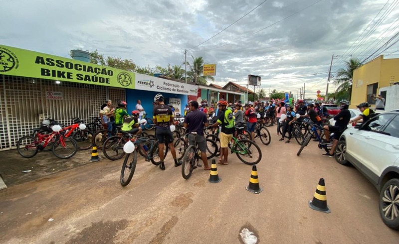 RESPEITO: Ciclistas vão às ruas em protesto pedindo respeito aos motoristas