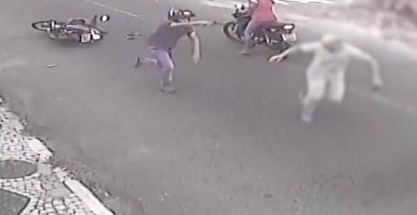 CRIMINALIDADE: Vigilante e esposa são derrubados de motocicleta durante assalto