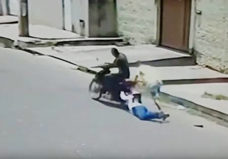 AUDACIOSOS: Mulher é derrubada de motocicleta por ladrões durante roubo