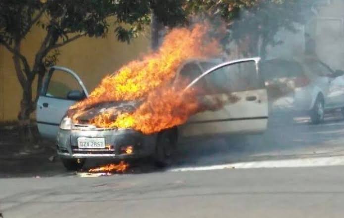 MALDADE: Ford Ka é incendiado de forma criminosa na frente de residência