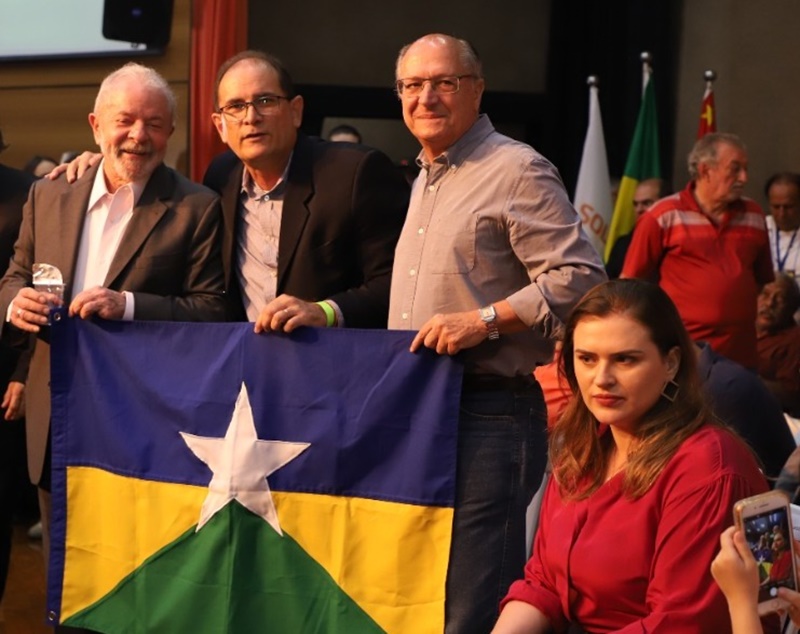 APOIO: Daniel Pereira segura bandeira de RO e tira foto com Lula